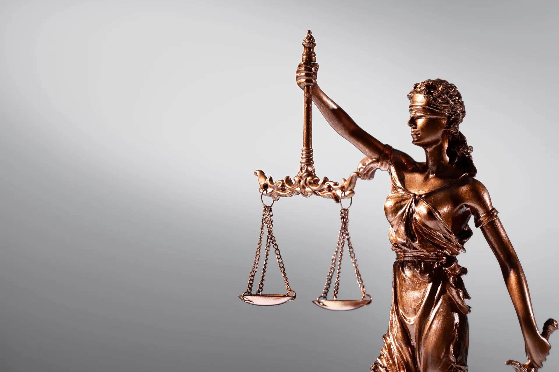 Legal professionals managing case documents | Image by magnific